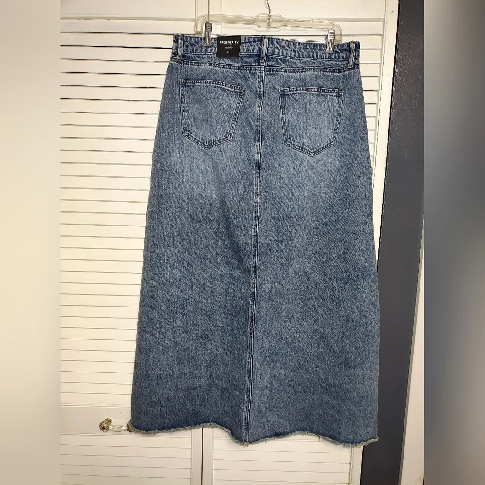 Denim maxi skirt with Frayed Hem - Picture 2 of 5